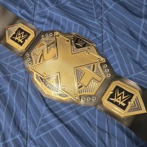2017 WWE NXT Champion Championship Gürtel Titel Kunststoff Replik Taille Mattel - Bild 1 von 4