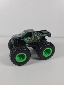 Hot Wheels Monster Jam - Monster Truck - Skeleton Crew - 1:64 Scale - Picture 1 of 4