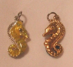 OZEANSCHMUCK 2 SEEPFERDCHEN 1 VERGOLDET GOLD & 1 SILBER CHARMS Alles Neu. - Bild 1 von 1
