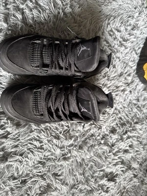 Air Jordan con cordones gato negro jordan 4s talla 6 niños ligeramente usado sin marcas. Foto 1 de 4