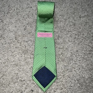 Corbata VINEYARD VINES Martha's 100% Seda Diseñador ANIMALES BALLENAS Verde Usada en Excelente Condición - Imagen 1 de 3