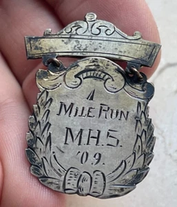 Distintivo vintage "MHS Mile Run '09" - Foto 1 di 2