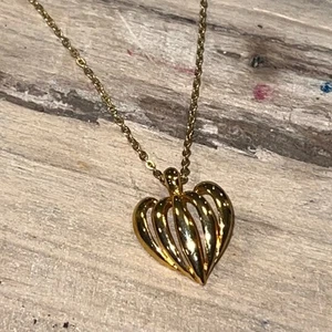 Gold Tone Puffed Cutaway Heart Pendant On A Gold Tone Chain - Picture 1 of 7