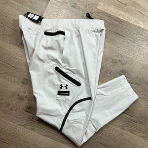 Under Armour Unstoppable taillierte Cargohose Herren Gr. XL hellgrau $ 110,00 NEU - Bild 1 von 14