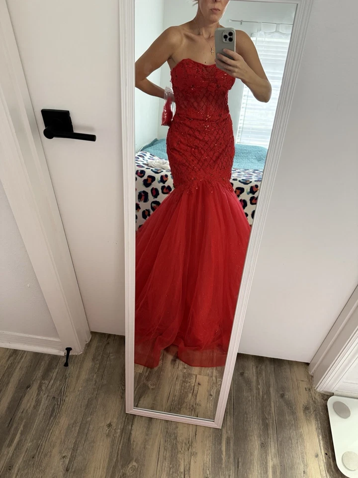 Nuevo con etiquetas Vestido de Baile Andrea and Leo Rojo, Talla 12 Foto 1 de 4