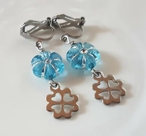 OHRCLIPS KINDEROHRCLIPS ZIERLICH  EDELSTAHL KLEEBLÄTTER BLAUE BLUMENPERLEN - Bild 1 von 1