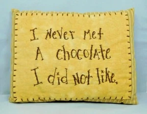 Almohada teñida de té con dicho sobre el chocolate - New by Honey & Me #E11117 - Imagen 1 de 4