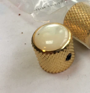 One Q-Parts Dome Knob for Guitar or Bass - White Pearl on Gold, KGMD-0253 - Picture 1 of 1