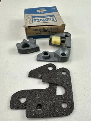 B6AZ-7022008-A NOS Thunderbird Mercury Puerta Golpeadora Placa Derecha/Pase 56-57 Foto 1 de 4