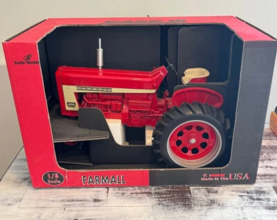 NEW IN BOX VINTAGE CASE IH FARMALL 806 TRACTOR 1/8 SCALE DIE CAST  - Image 1 of 2