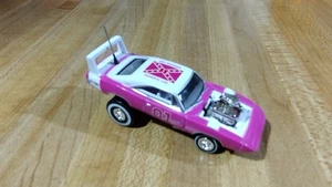 Dodge Daytona Dukes Of Hazzard General Lee Custom Zingers Pink '69, 1:64, ¡nuevo! - Imagen 1 de 14
