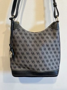 Dooney & Bourke Handtasche Signature schwarz Logo Schultertasche verstellbarer Riemen - Bild 1 von 9
