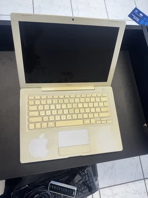 Apple MacBook A1181 13 inch Laptop Vintage 2007 For Parts Only  - Image 1 of 4