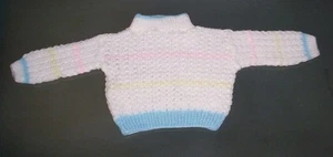 WEISSER PULLOVER FÜR BABY ODER PUPPE - HAT ROSA, GELBE UND BLAUE STREIFEN. - Bild 1 von 2