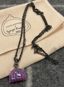 Louis Vuitton lila Kürbis Charm Anhänger Halskette von Yayoi Kusama (brandneu) - Bild 1 von 7