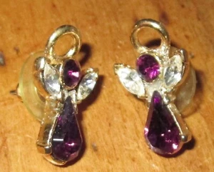 VINTAGE KOSTÜM GOLDFARBEN METALL MIT LILA & KLARGLAS STEIN ENGEL OHRRINGE - Bild 1 von 3