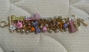 BETSEY JOHNSON RHINESTONE &GOLD 8” PINK & WHITE EASTER BRACELET-COSTUME JEWELRY - Picture 1 of 7