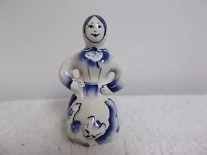 Estatuilla rusa vintage azul y blanco dama mujer gato flores 4 1/2"? Delft? - Imagen 1 de 5