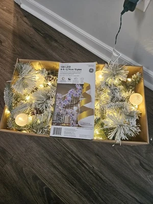 GE Color Choice 100 LED flocked 9ft X 2,74m X 9pies Branch Lighted Garland - Image 1 of 4