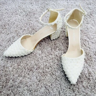 Tacón de perlas y diamantes de imitación Foto 1 de 4