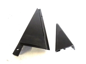 GENUINE FORD FIESTA MK7 PASSENGER SIDE REAR DOOR TRIANGLE TRIMS 08-16 - Picture 1 of 2