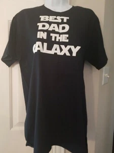 Fruta y telar. Camisa Best Dad In The Galaxy para hombre. Talla M. Color negro.  - Imagen 1 de 3