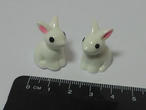 1/12 Scale 2 Plastic Rabbits Dolls House Miniatures Accessory - Picture 1 of 3