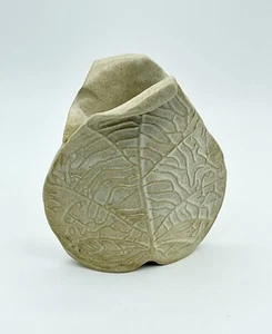 Art Pottery Beige Leaf Shaped Small Vase - Bild 1 von 12