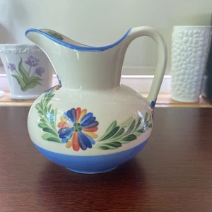 Jarra pequeña de cerámica artística Gail Pittman 5,5" H azul floral multicolor firmada 2007 - Imagen 1 de 9