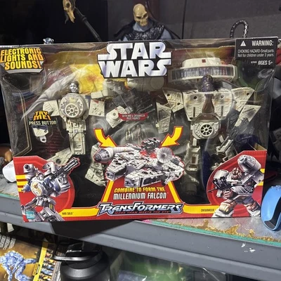 Transformers Star Wars HAN SOLO & CHEWBACCA combine to form the MILLENIUM FALCON - Image 1 of 2