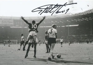 ENGLAND: SIR GEOFF HURST SIGNIERT 6x4 WM 1966 FEIERFOTO + KOA - Bild 1 von 1