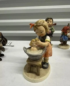 Rara Figurina Vintage Goebel Hummel #319 "Bambola Lavatrice" Germania M.J. - Foto 1 di 8