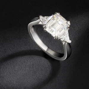 Anillo de compromiso de 3 piedras de moissanita talla esmeralda de 4 quilates enchapado en oro blanco de 18 quilates - Imagen 1 de 12