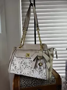 JESSICA SIMPSON TOTALLY ADORABLE HANDBAG, FEATURES A BOW & LACE FRONT, VERY CUTE - Picture 1 of 17