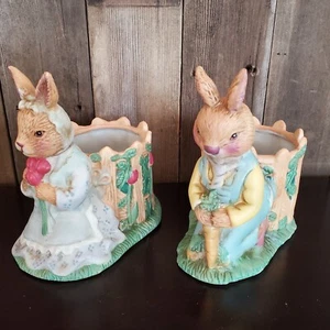Macetas/platos de caramelo vintage Peter Rabbit Garden Bunny pareja piquete cerca - Imagen 1 de 8