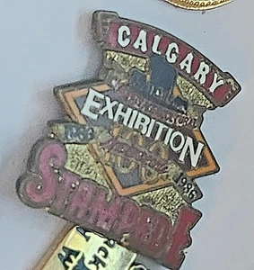 Pin Alberta Calgary Exposición y Estampado 100 Años Pin 1885-1986 - Imagen 1 de 1