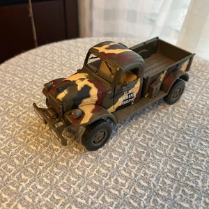 Camion militare 1946 DODGE POWER WAGON U.S. MARINE CORPS mimetico 1:32 pressofuso modello - Foto 1 di 1