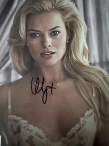 Margot Robbie / Barbie Harley Sexy Eyes signed Autogramm 8x10 Foto COA - Bild 1 von 3