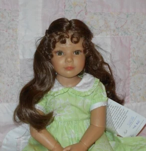 Peluca Muñeca Global CAROL TALLA 9/10 MARRÓN Pelo Largo Pequeñas Trenzas Laterales Tiradas hacia atrás Nueva con Etiquetas - Imagen 1 de 7