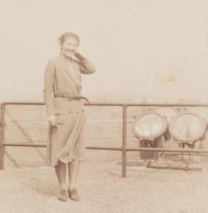 1930er Jahre hübsche Frau windige Pose Schiff Deck Ozean Hintergrund - Bild 1 von 3