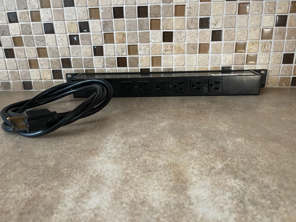 WIREMOLD J06B0B 60HZ 15AMPS 120V PLUG-IN CENTER RACK MOUNT POWER OUTLET ULE1-16 - Image 1 of 4