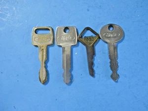 4 vintage FORD family Of Fine Cars auto keys - Picture 1 of 4