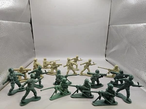 Lotto Soldatini Giocattolo Vintage Tan Plastica 2,5 A 3 Pollici Esercito Uomo - Foto 1 di 5