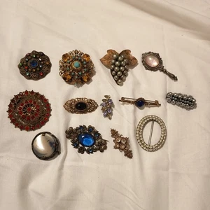 Lot de 13 bijoux anciens broches en nacre métal doré argenté avec strass - Photo 1/6