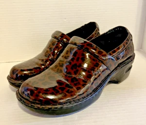 Zuecos BOC Born Peggy para mujer talla 9 zapatos marrón estampado de leopardo comodidad de enfermería - Imagen 1 de 12