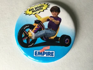 Vintage 80er Empire Toys Big Wheel Monat 2" Pin Button Anstecker Spielzeug Sammlerstück  - Bild 1 von 4