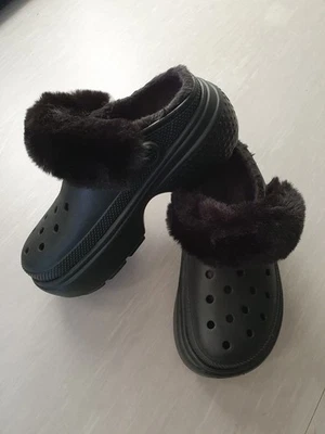 Crocs Pantolette - Clog -  gefüttert -   M7 - W9  /  39 - 40 schwarz mit Pins - Bild 1 von 4