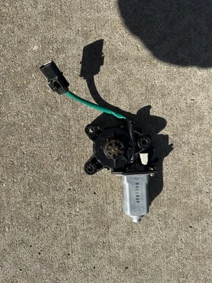 2004-2006 Hyundai Santa Fe Driver Front Left Window Motor Used 9881026100 OEM - Image 1 of 2