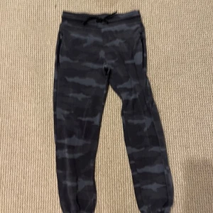 Athleta Girl Camo Joggers Size M 8-10 - Picture 1 of 4