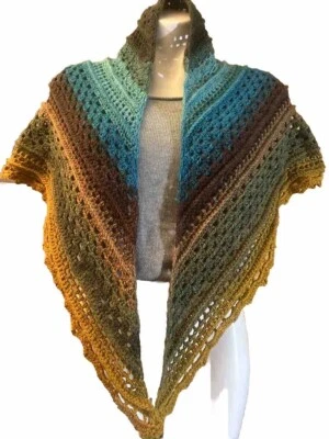 New handmade acrylic triangle scarf crocheted in rainbow colors. Foto 1 de 4